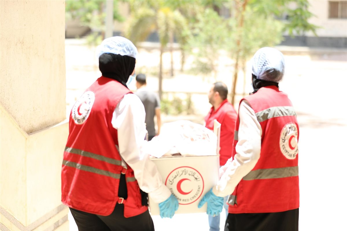 الهلال الأحمر المصري يوزع أضاحي العيد على الأسر الأولى بالرعاية