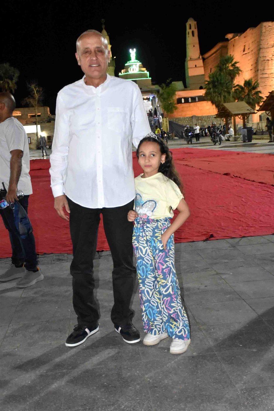 بهجة العيد ومحافظ الأقصر يحتفل بليلة العيد وسط المواطنين