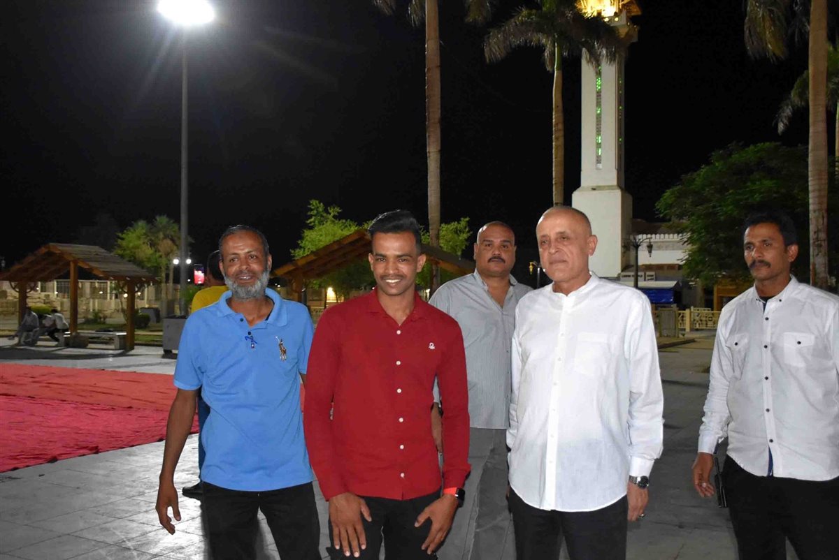 بهجة العيد ومحافظ الأقصر يحتفل بليلة العيد وسط المواطنين