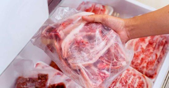 طريقة فك اللحمة من التجميد بشكل صحيح دون التأثير على الطعم