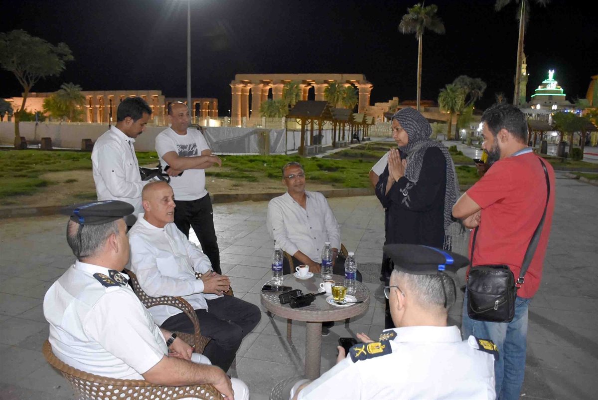 محافظ الأقصر يستمع لشكوى إحدى المواطنات 