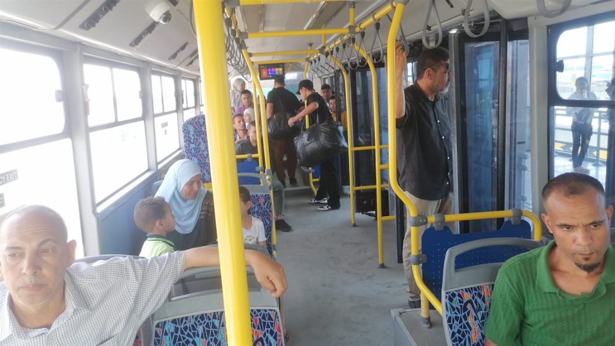 إقبال المواطنين على استقلال الأتوبيس الترددي خلال عطلة عيد الأضحى