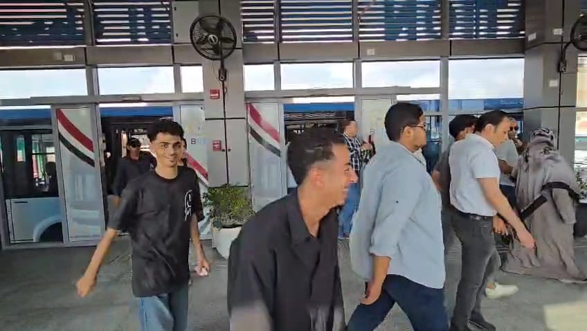 إقبال المواطنين على استقلال الأتوبيس الترددي بعد تشغيله بأيام على الطريق الدائري