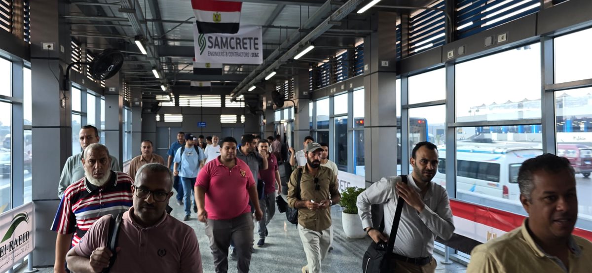 إقبال المواطنين على استقلال الأتوبيس الترددي بعد تشغيله بأيام على الطريق الدائري