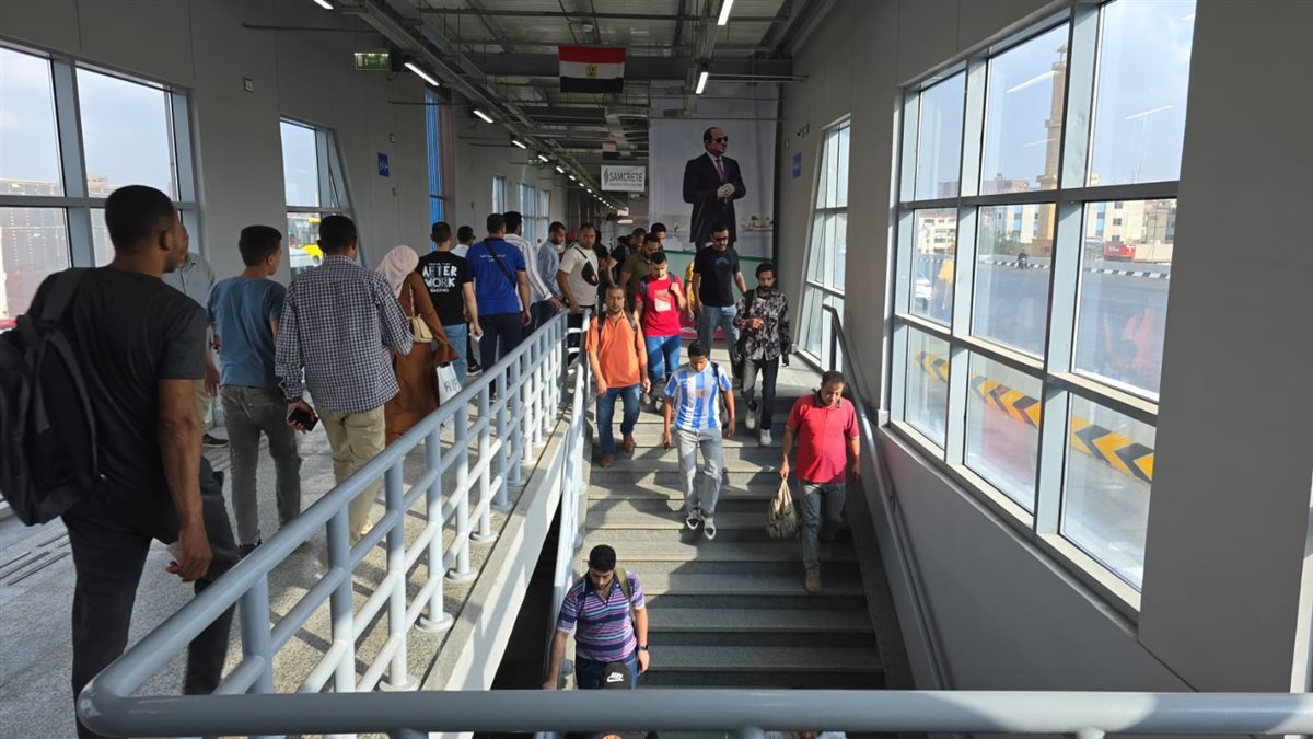 إقبال المواطنين على استقلال الأتوبيس الترددي بعد تشغيله بأيام على الطريق الدائري