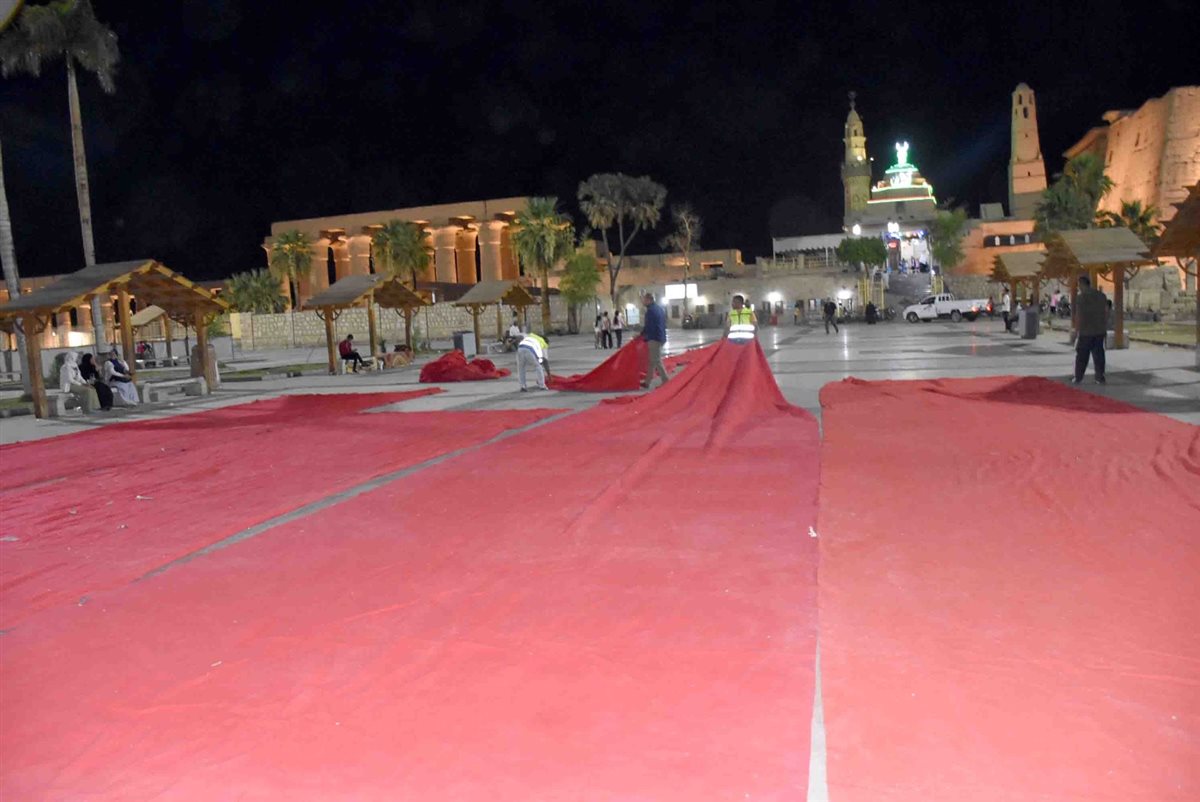 بالسجاد الاحمر ساحة أبو الحجاج بالأقصر تتزين لاستقبال العيد