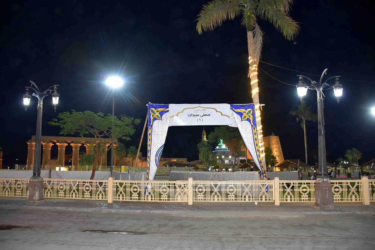 بالسجاد الاحمر ساحة أبو الحجاج بالأقصر تتزين لاستقبال العيد