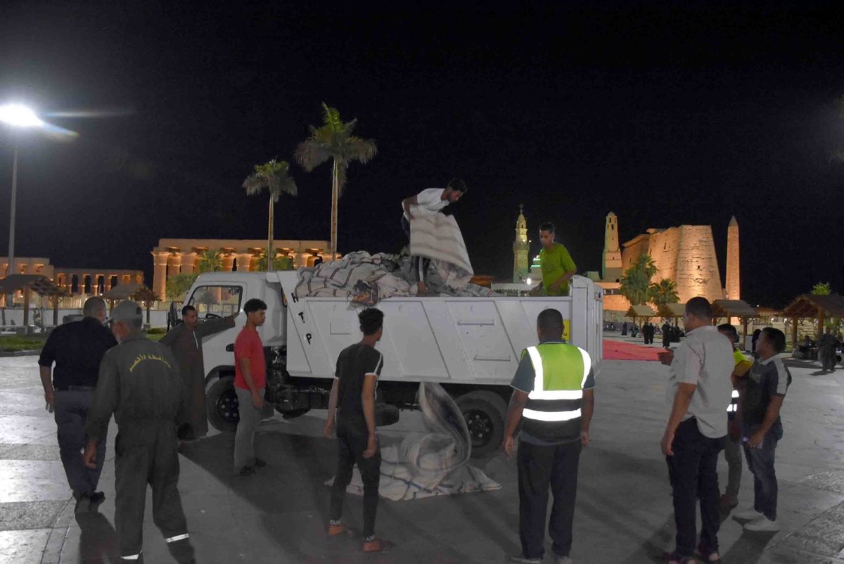 بالسجاد الاحمر ساحة أبو الحجاج بالأقصر تتزين لاستقبال العيد