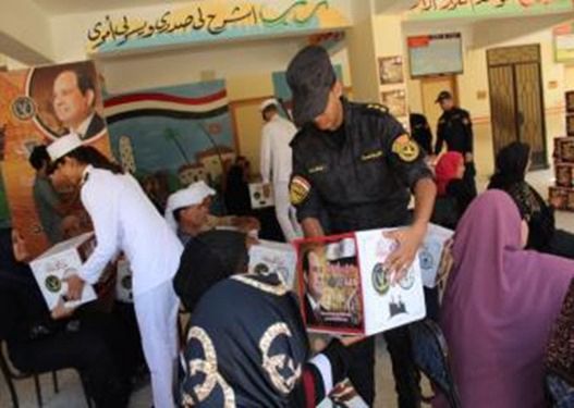 الداخلية نوزع سلع غذائية بالمجان على قاطني المناطق الحضارية (1)