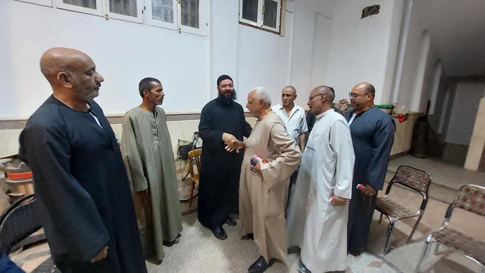 الأهالي يزورون كنيسة إسنا للتضامن 