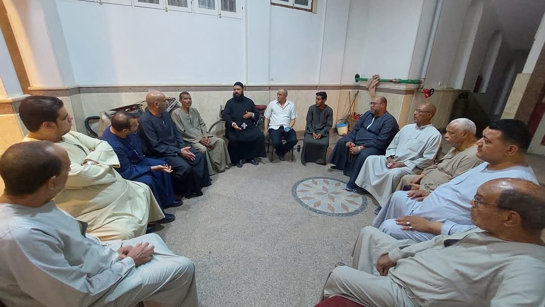 الأهالي يزورون كنيسة إسنا للتضامن 