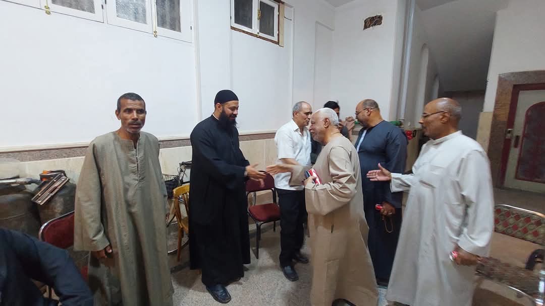 الأهالي يزورون كنيسة إسنا للتضامن 