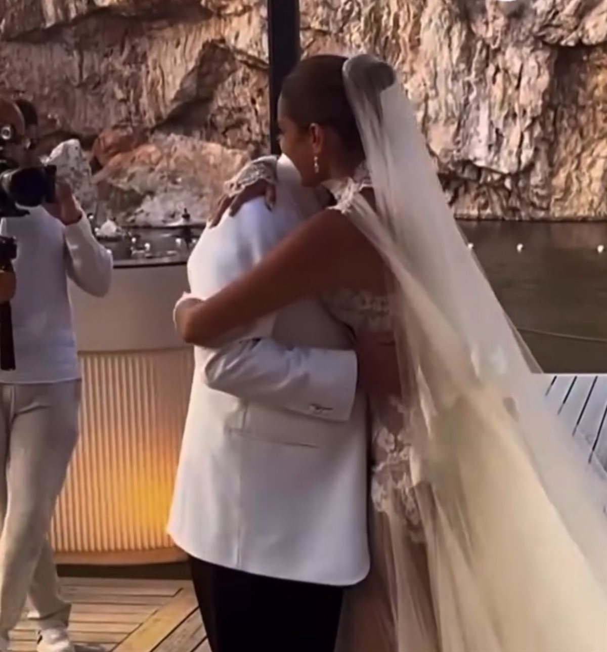 أول صور لـ أمينة خليل رفقة والدها من حفل زفافها في اليونان