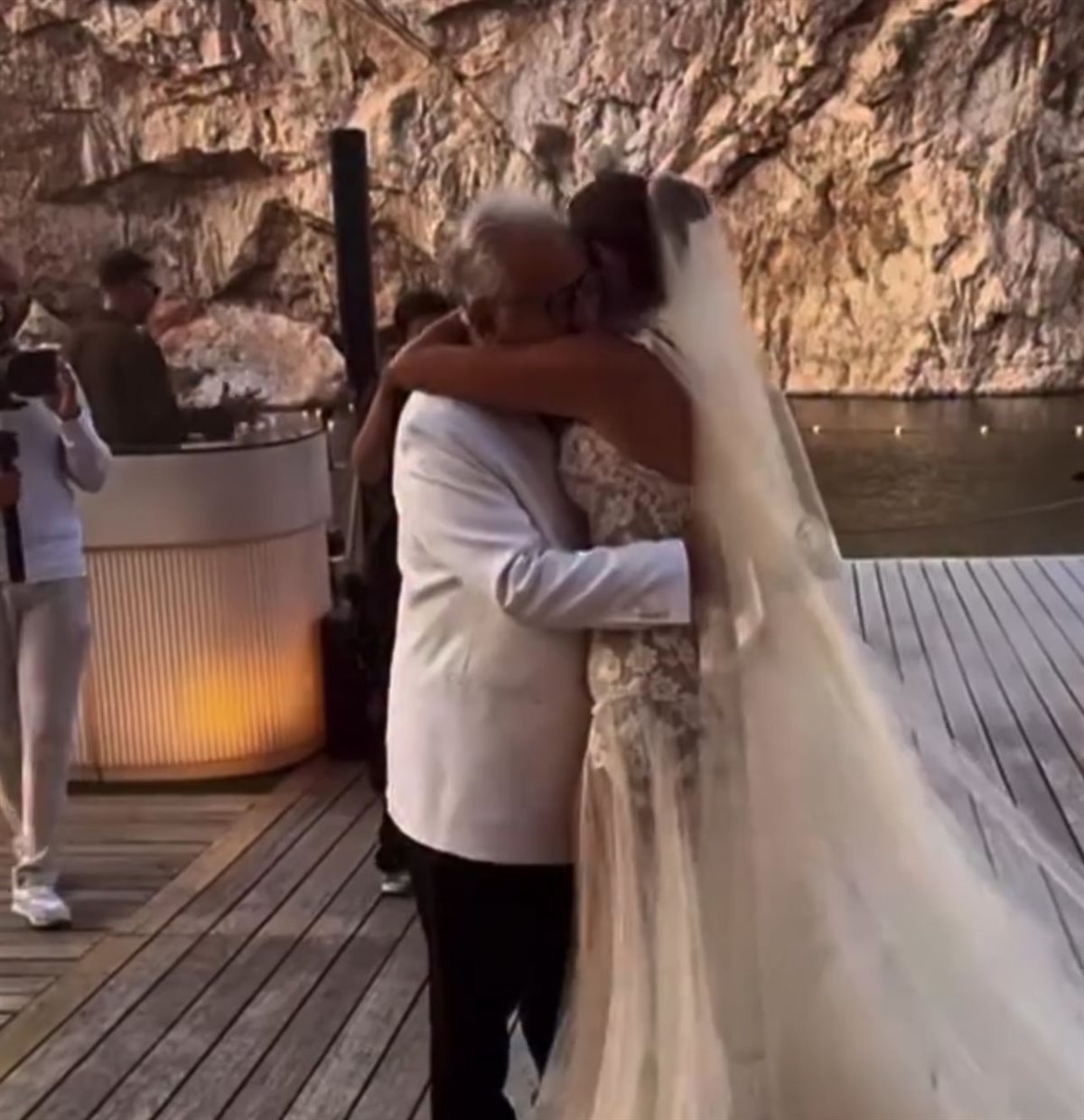 أول صور لـ أمينة خليل رفقة والدها من حفل زفافها في اليونان