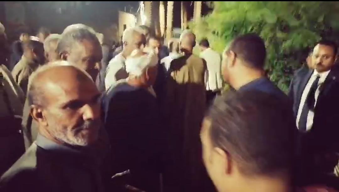 طبيب قنا يقدم واجب العزاء لأسرة المسنة