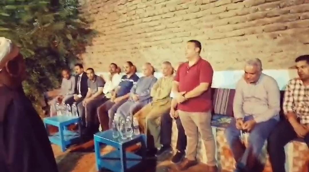 طبيب قنا يقدم واجب العزاء لأسرة المسنة