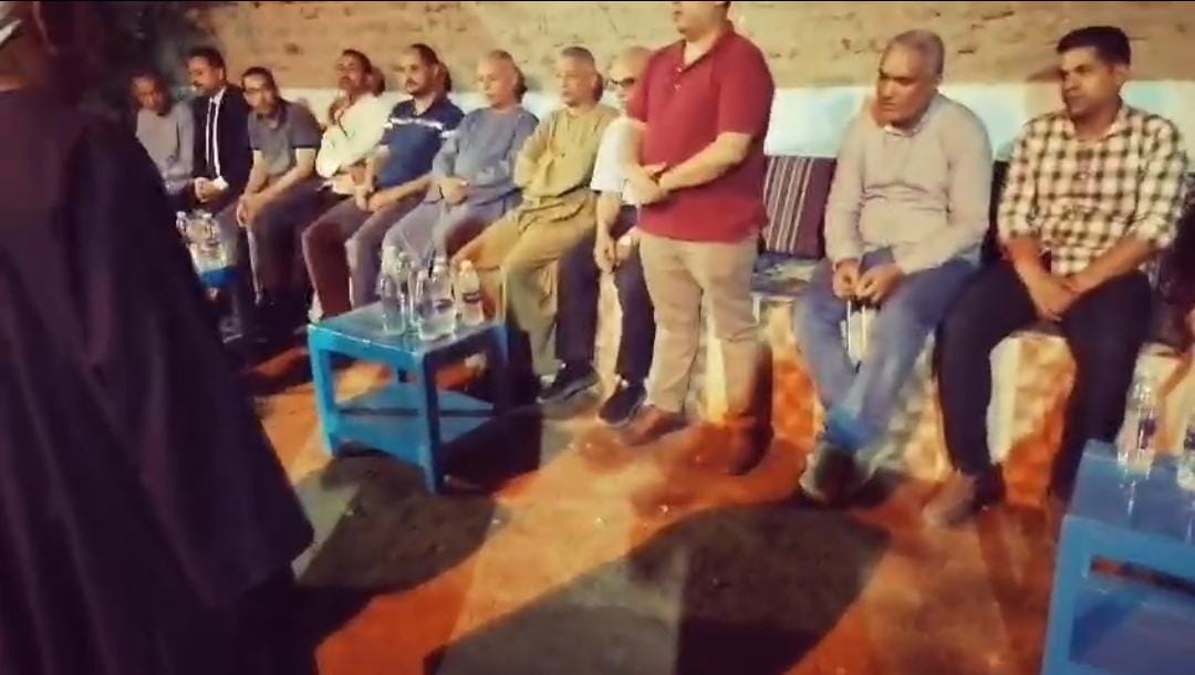 طبيب قنا يقدم واجب العزاء لأسرة المسنة