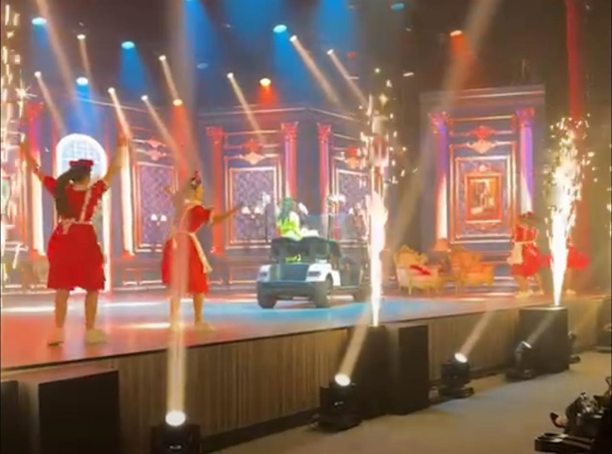 بـ عربية جولف.. دخول مفاجىء لـ دنيا سمير غانم في عرض مسرحيتها مكسرة الدنيا في السعودية