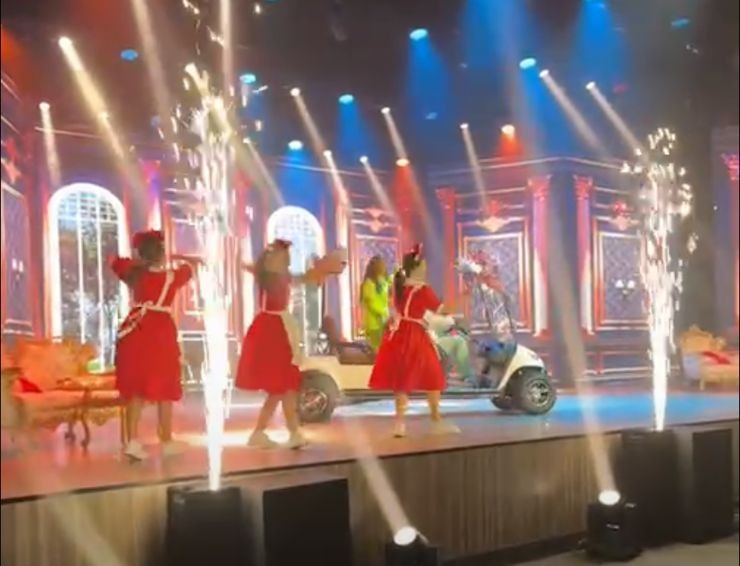 بـ عربية جولف.. دخول مفاجىء لـ دنيا سمير غانم في عرض مسرحيتها مكسرة الدنيا في السعودية