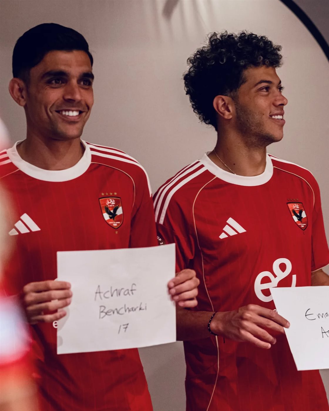 <strong>إمام عاشور وأشرف بن شرقي من جلسة تصوير لاعبي الأهلي من جانب فيفا قبل كأس العالم للأندية 2025</strong>