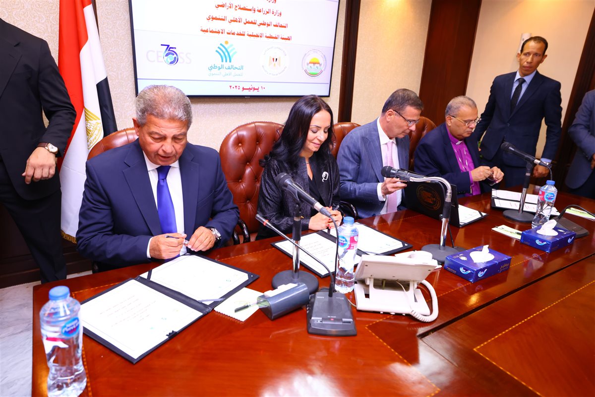 جانب من التوقيع 