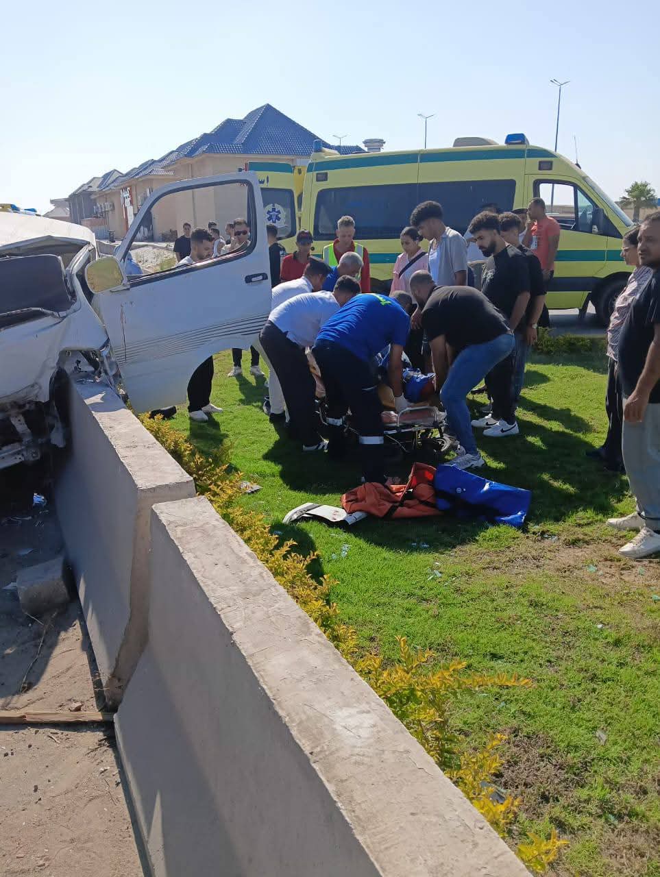 اصطدم ميكروباص بالرصيف 