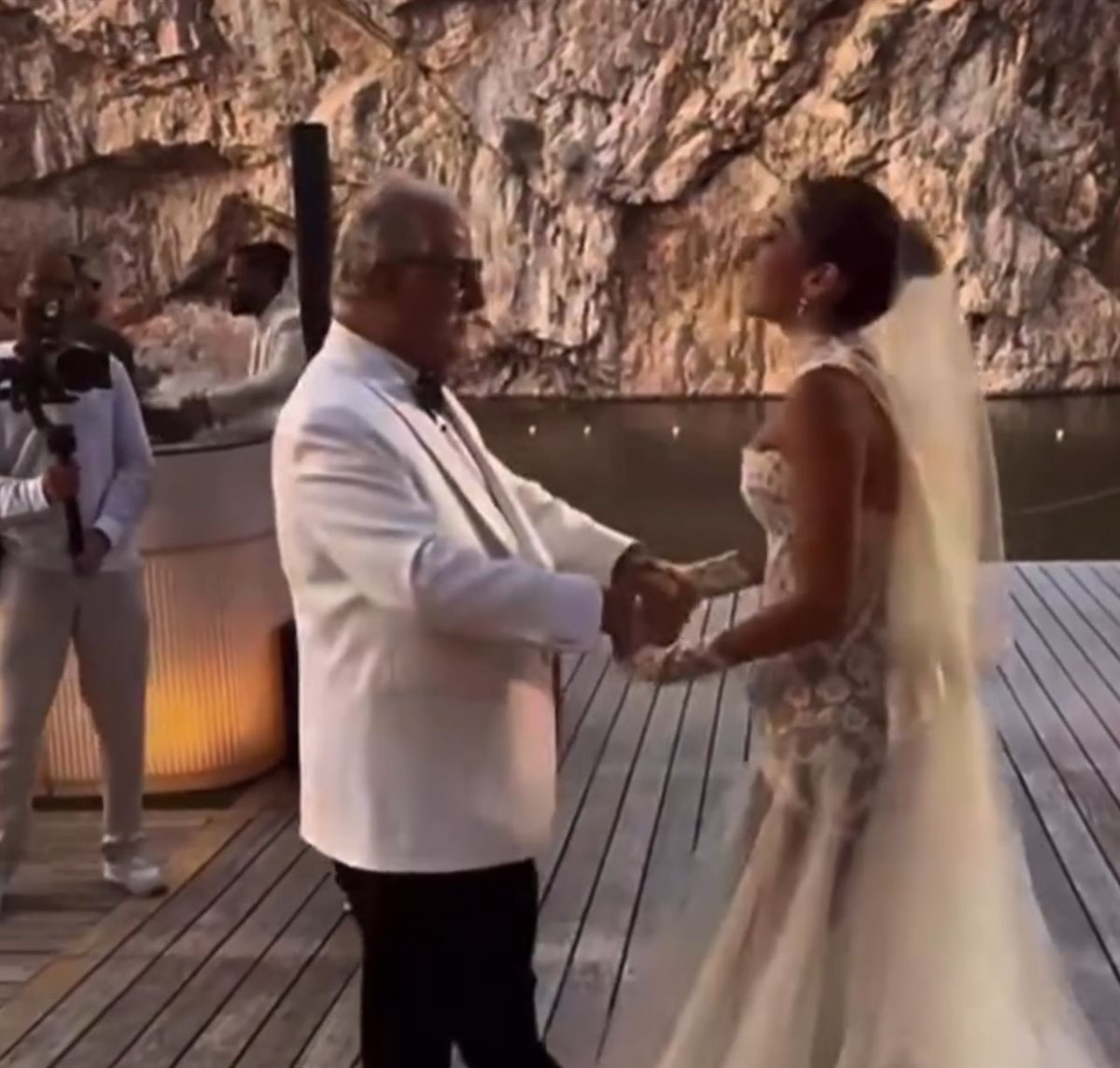 أمينة خليل ووالدها في حفل زفافها على المصور أحمد زعتر في اليونان