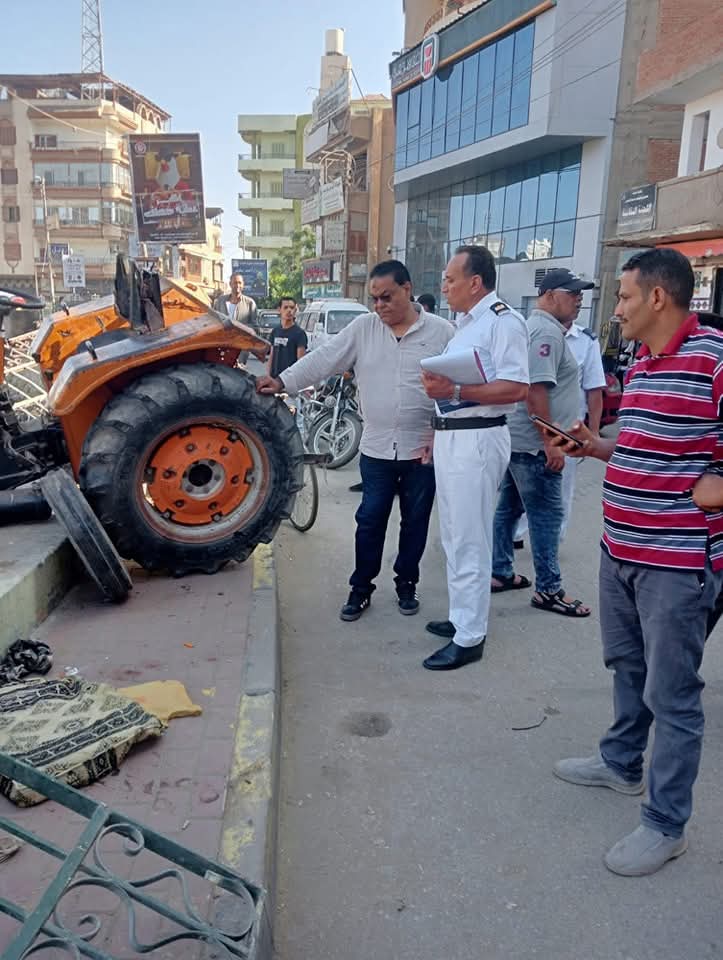 جرار زراعي يحطم جزء من كورنيش تلا بالمنوفية 