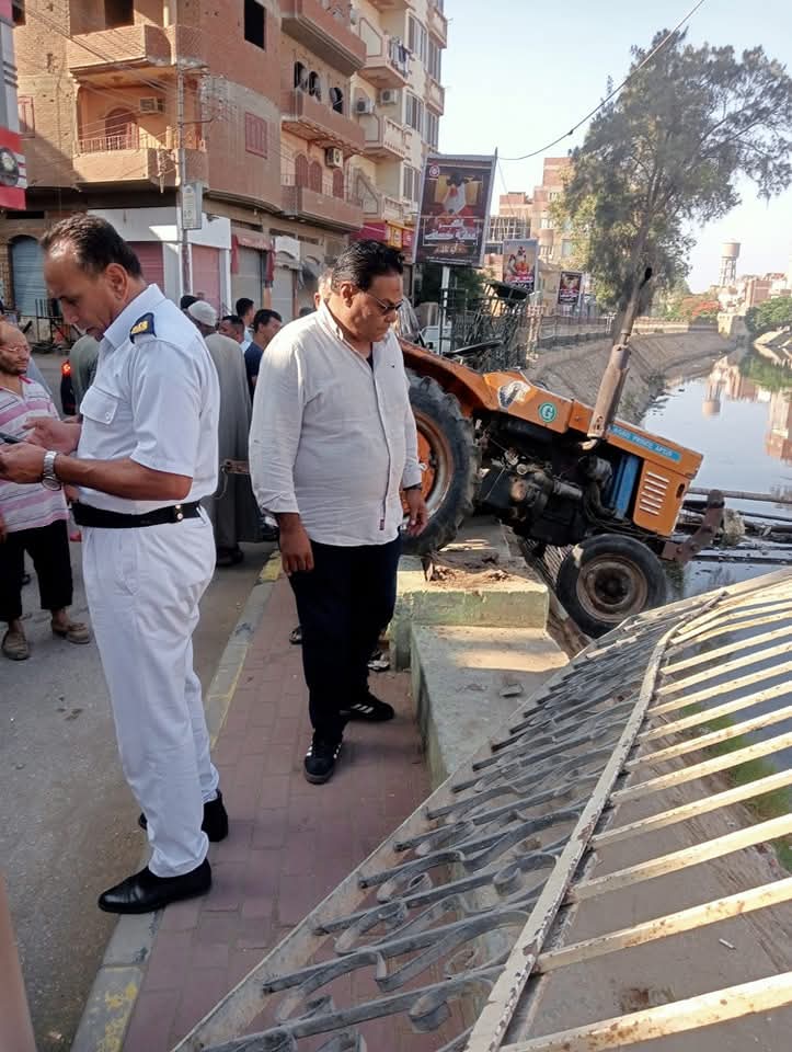 جرار زراعي يحطم جزء من كورنيش تلا بالمنوفية 