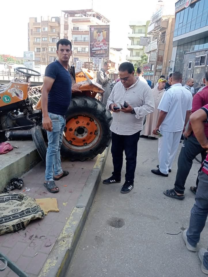 جرار زراعي يحطم جزء من كورنيش تلا بالمنوفية 