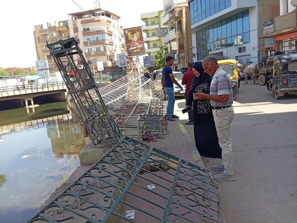 جرار زراعي يحطم جزء من كورنيش تلا بالمنوفية 