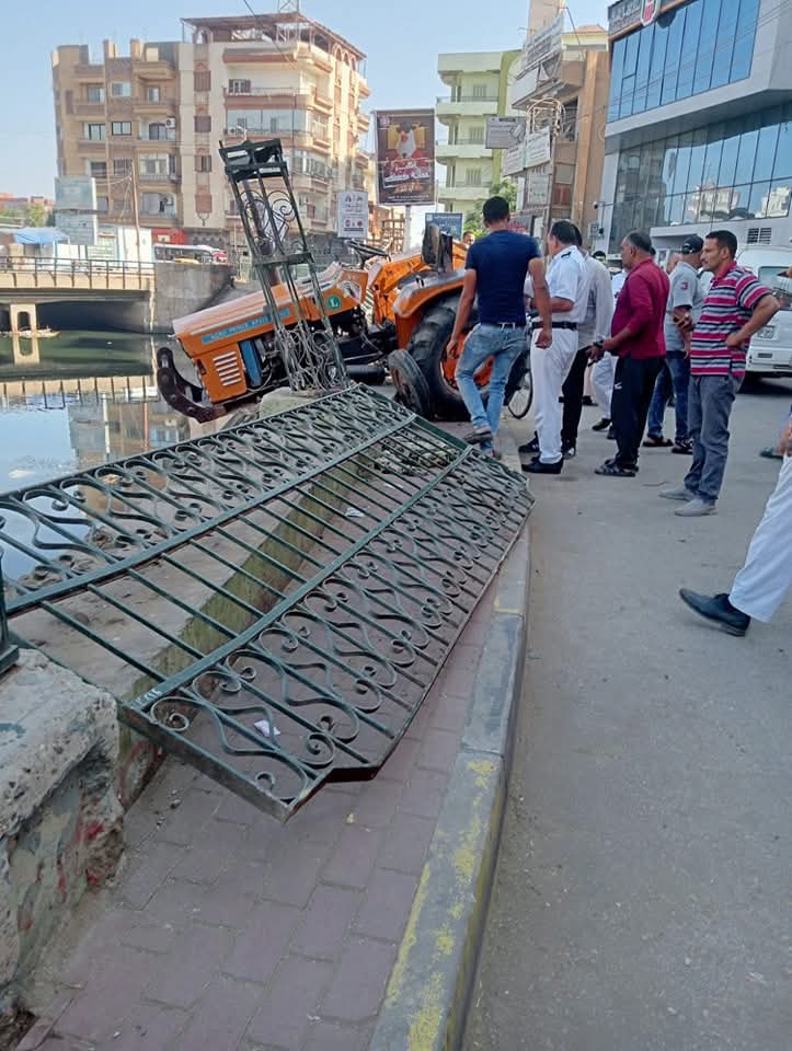 جرار زراعي يحطم جزء من كورنيش تلا بالمنوفية 