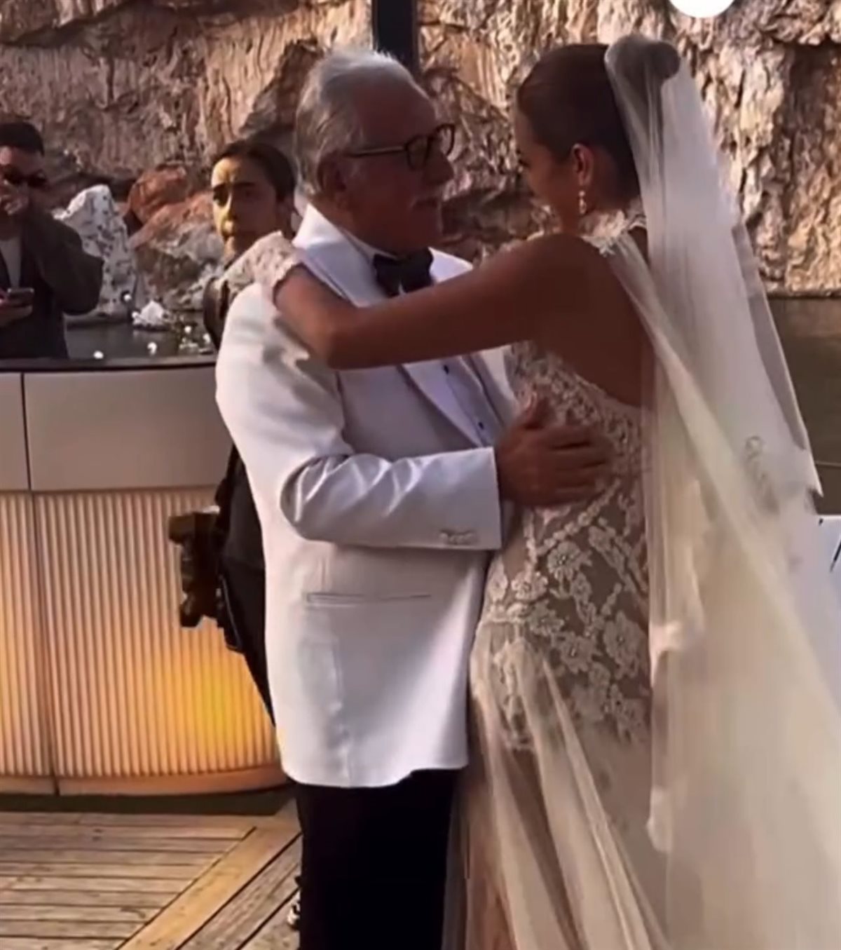 أمينة خليل ووالدها في حفل زفافها على المصور أحمد زعتر في اليونان