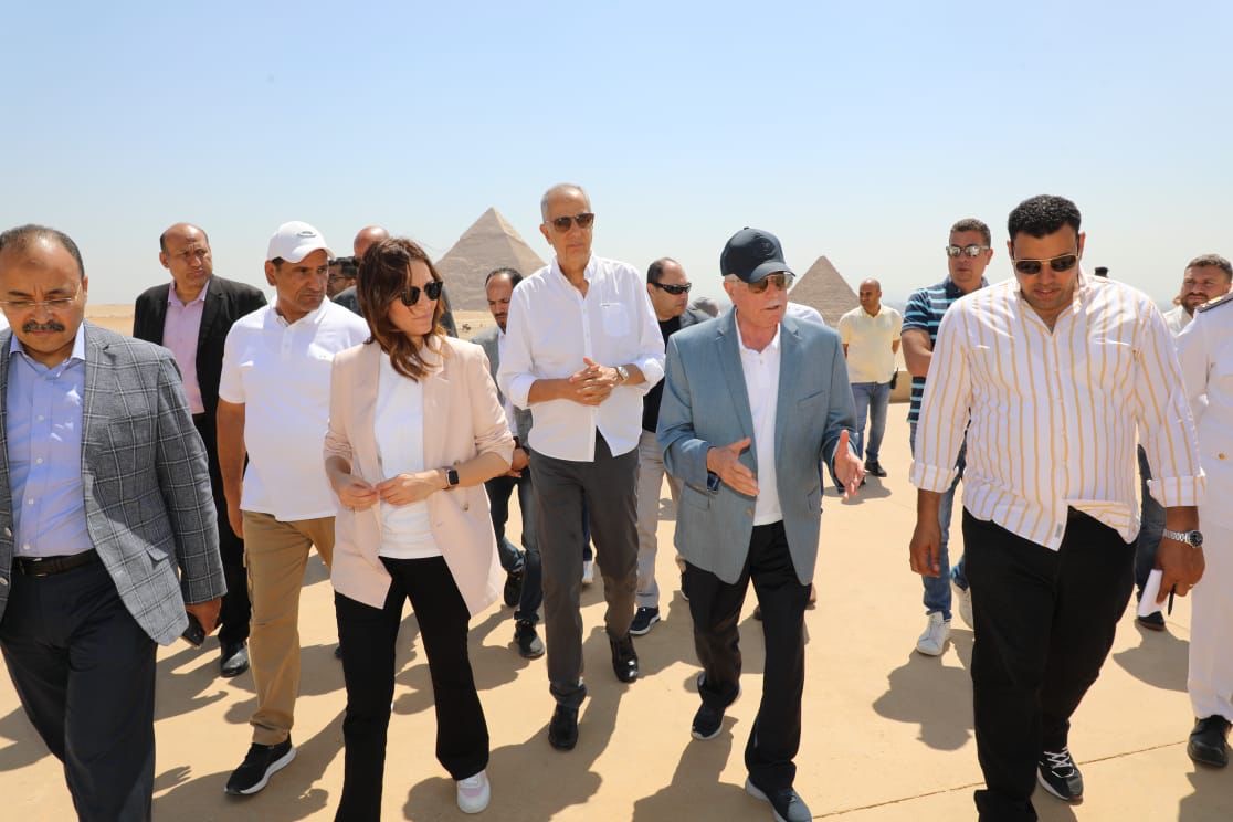 جولة تفقدية لمستشار رئيس الجمهورية ومحافظ الجيزة بالمنطقة الأثرية للأهرامات