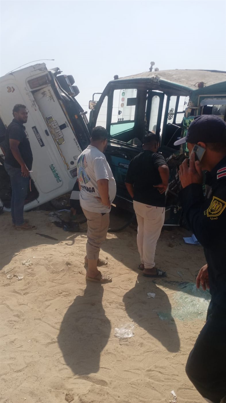 حادث تصادم بين سيارة مني باص وأخرى نقل أعلى محور الضبعة