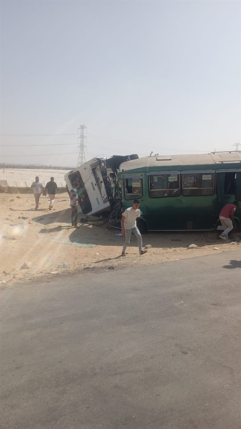 حادث تصادم بين سيارة مني باص وأخرى نقل أعلى محور الضبعة