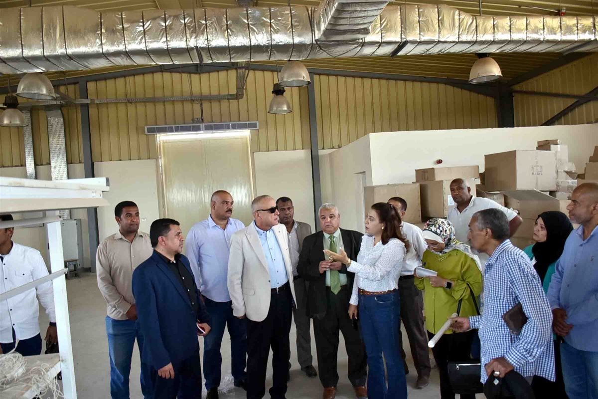 محافظ الأقصر يتفقد مدرسة العديسات الصناعية