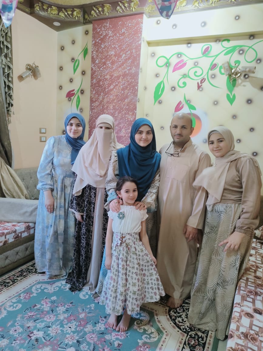 الأولى على الشهادة الإعدادية الأزهرية ببني سويف وأسرتها 