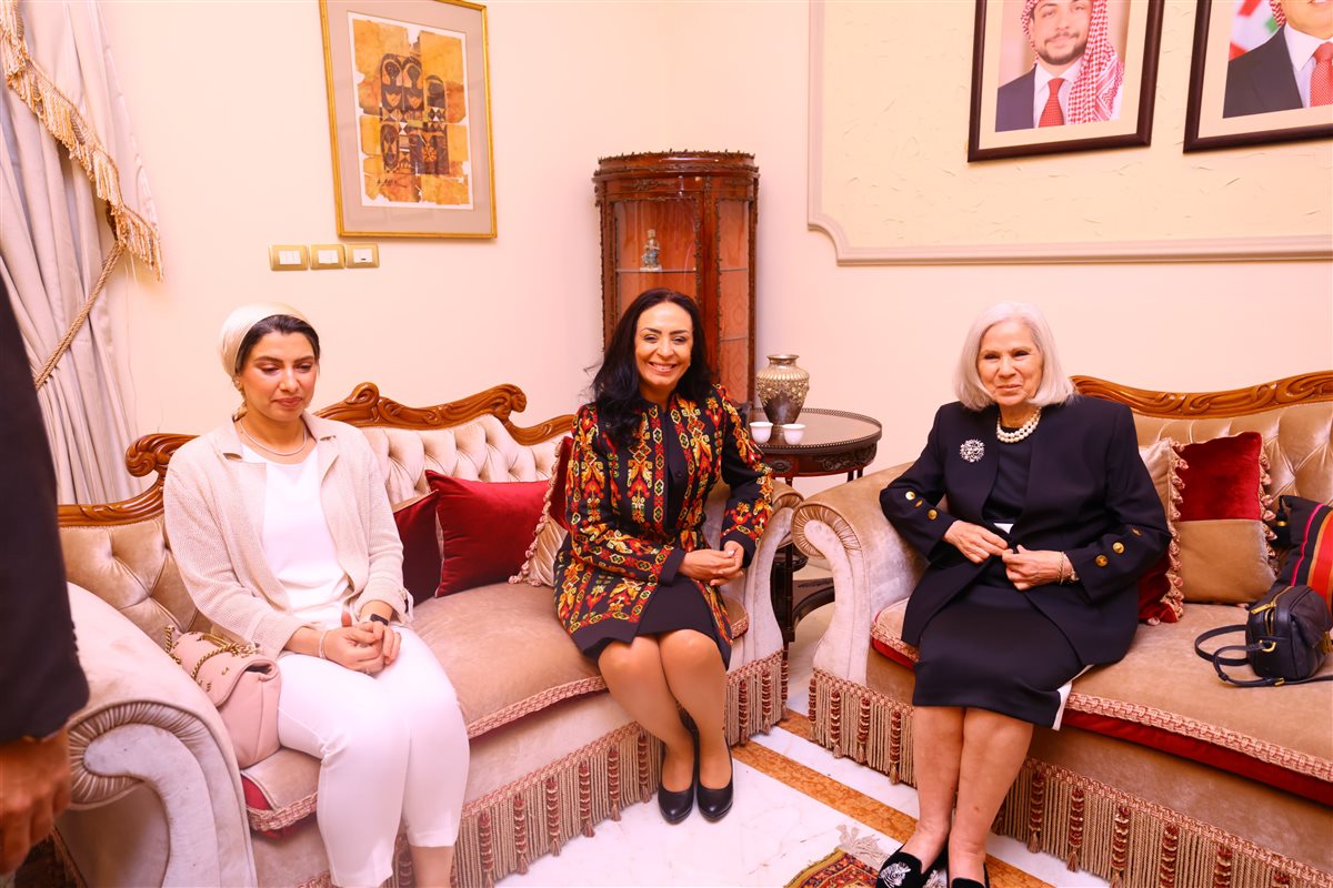 وزيرة التضامن تكرم السفيرة هيفاء أبو غزالة