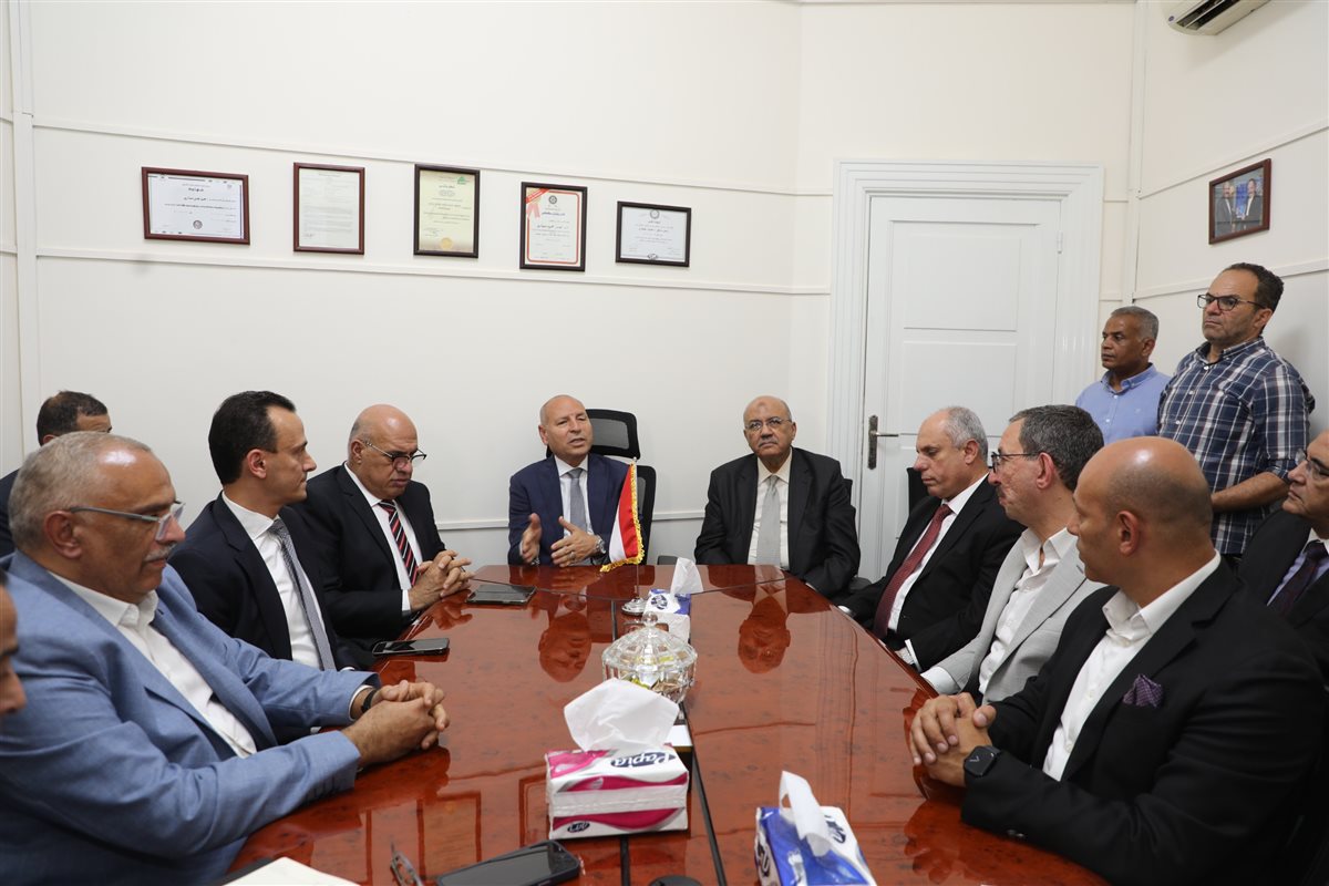  محافظ القاهرة يتفقد منطقة وسط المدينة شملت شارع الشريفين ومنطقة البورصة وممر بهلر 