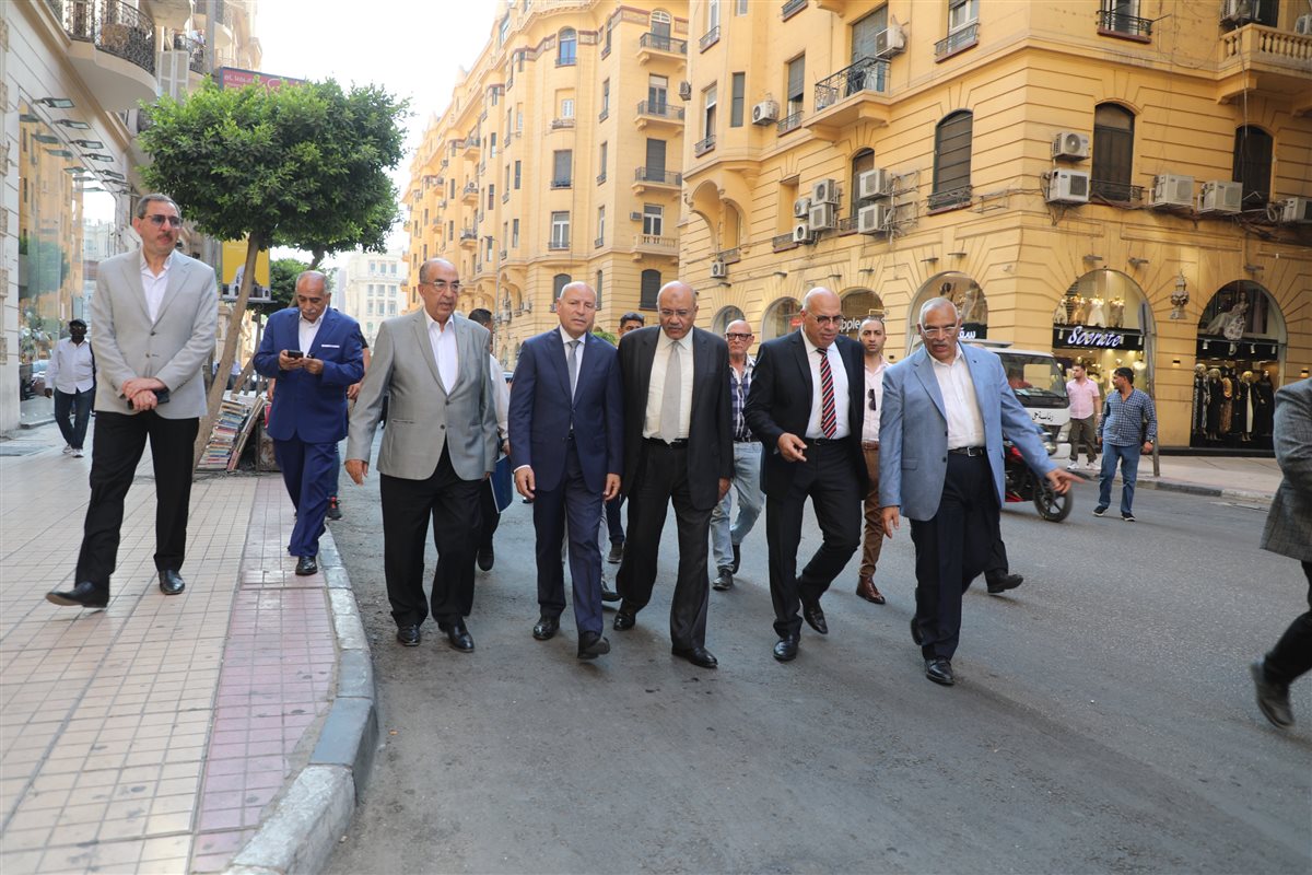  محافظ القاهرة يتفقد منطقة وسط المدينة شملت شارع الشريفين ومنطقة البورصة وممر بهلر 