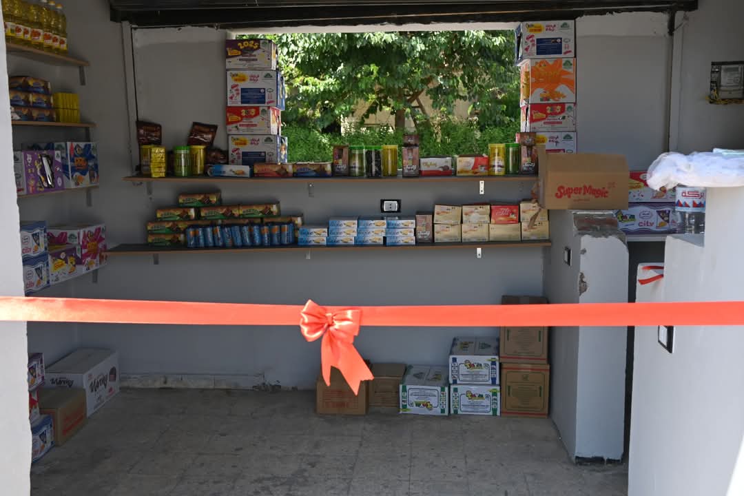 تسليم الكشك لأسرة الطفلة