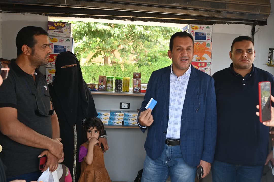 رئيس جهاز تنمية مدينة العاشر من رمضان مع اسرة الطفلة