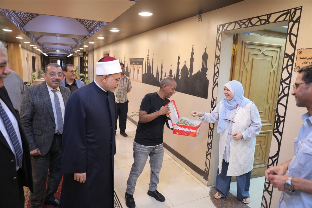 بتوزيع الشيكولاته.. رئيس جامعة الأزهر يهنئ منسوبي الجامعة بعيد الأضحى المبارك عقب عودته من الحج