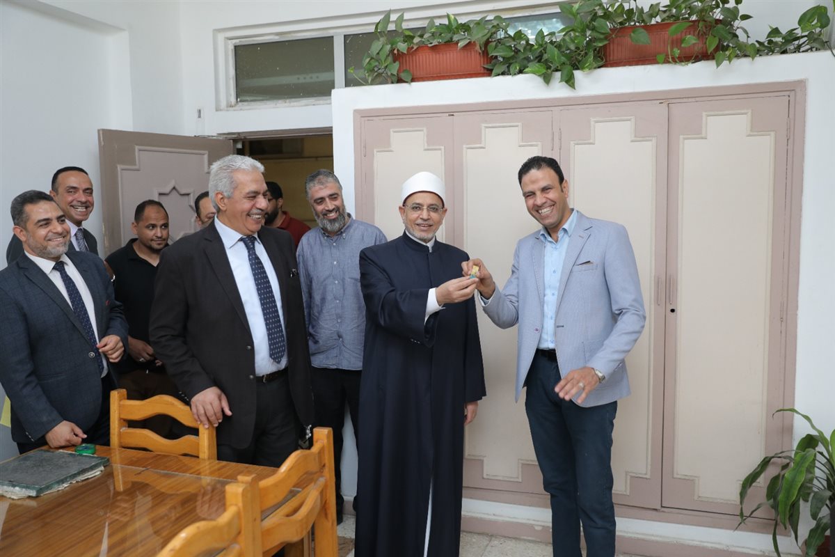 بتوزيع الشيكولاته.. رئيس جامعة الأزهر يهنئ منسوبي الجامعة بعيد الأضحى المبارك عقب عودته من الحج