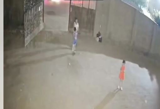 الأمن يفحص فيديو اعتداء رجل على طفل