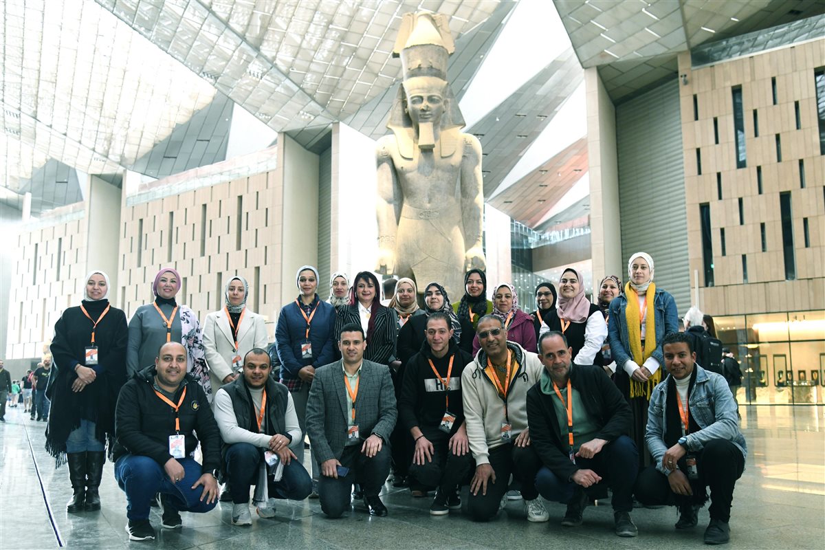 المتحف المصري الكبير يرفع كفاءة موظفيه بدورة في الإتيكيت المهني