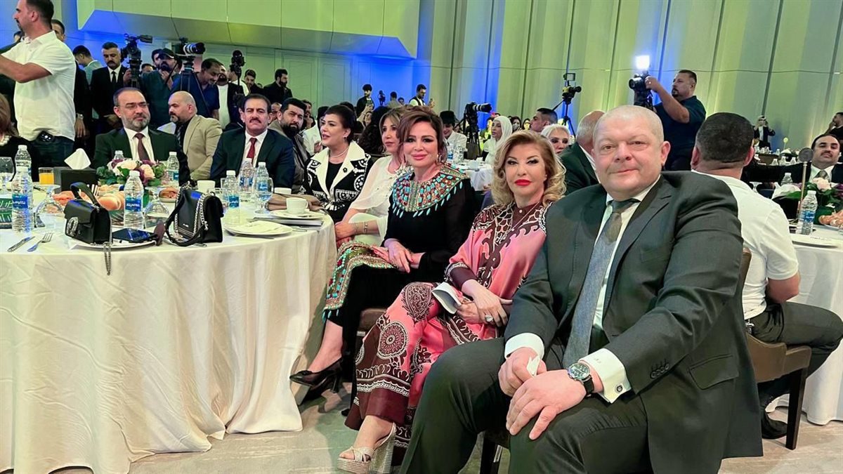 السفير المصري مع هالة سرحان وإلهام شاهين