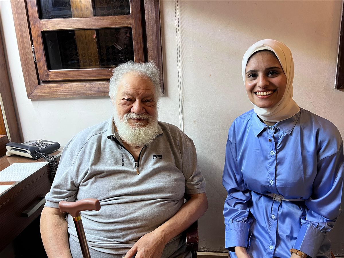 الفنان يحيى الفخراني أثناء حواره مع منى عقبي