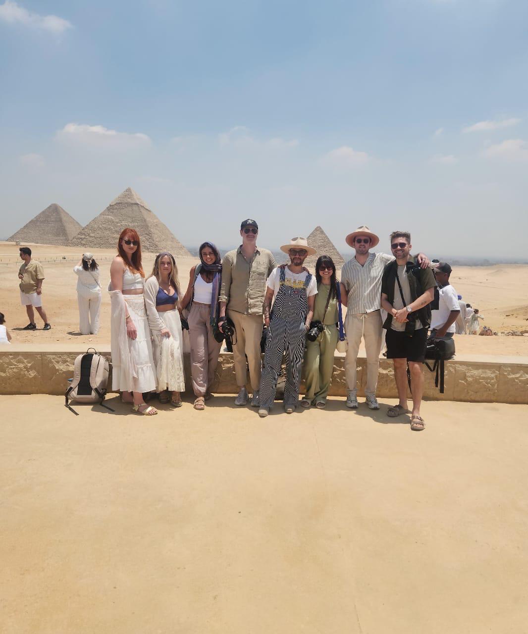 وفد من المؤثرين الأمريكان في أهرامات الجيزة 